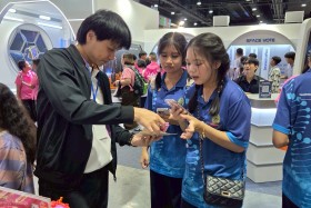 STKC ออกบูธจัดแสดงชิ้นงานชุด ตารางธาตุ ในรูปแบบ AR card สร้า ... Image 48